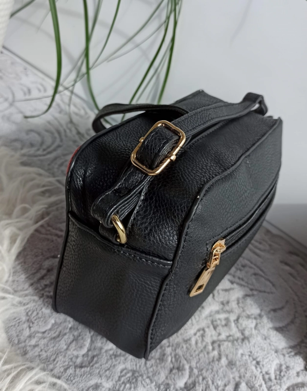 Прекрасна малка цветна чанта с дълга дръжка и черен гръб