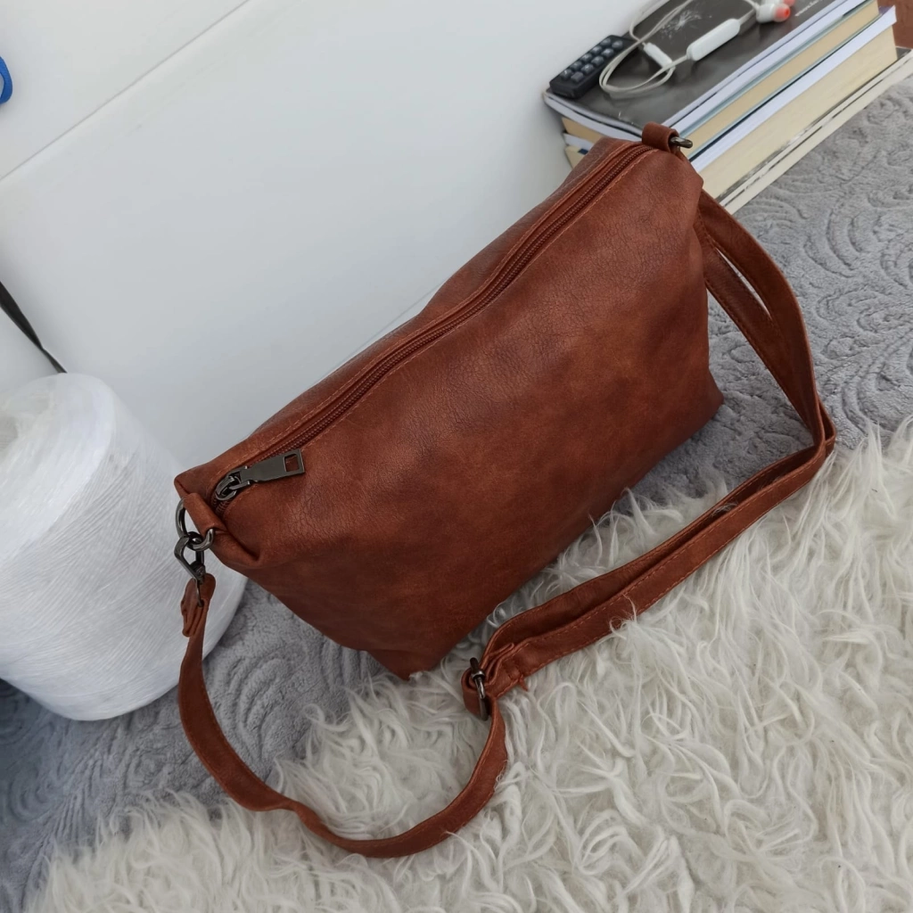 Comfortable large leather bag with short and long handles + travel bag