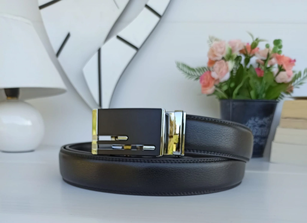 Great leather belt with comfortable and strong buckle